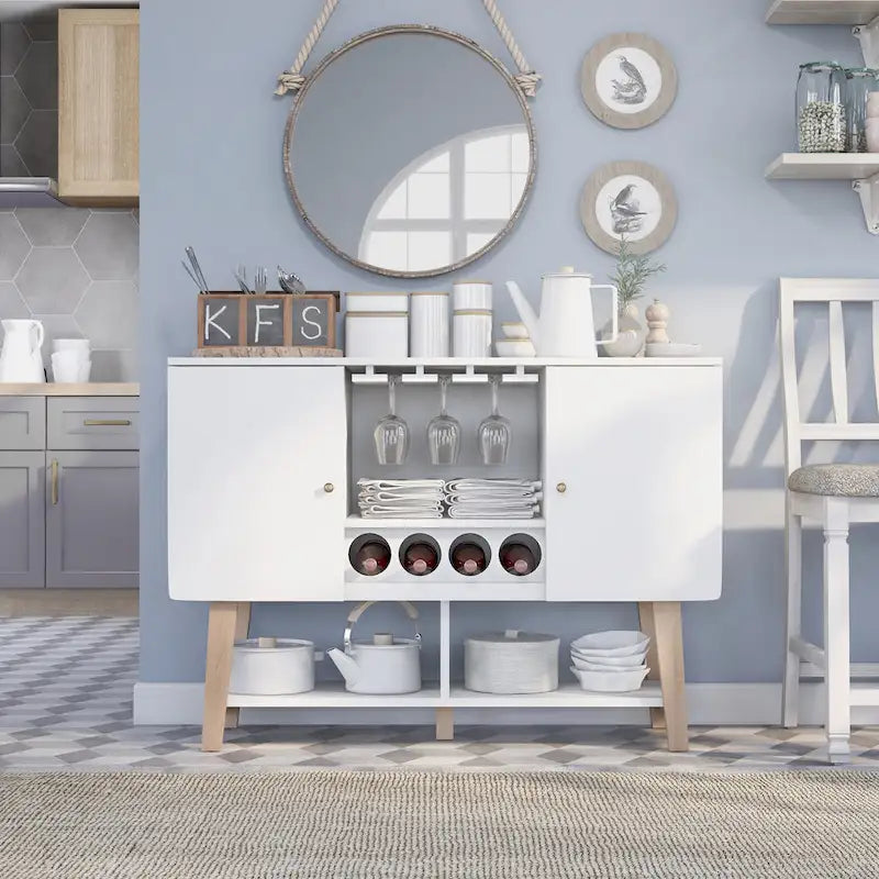 Credenza moderna di metà secolo con portabottiglie e portabicchieri da vino