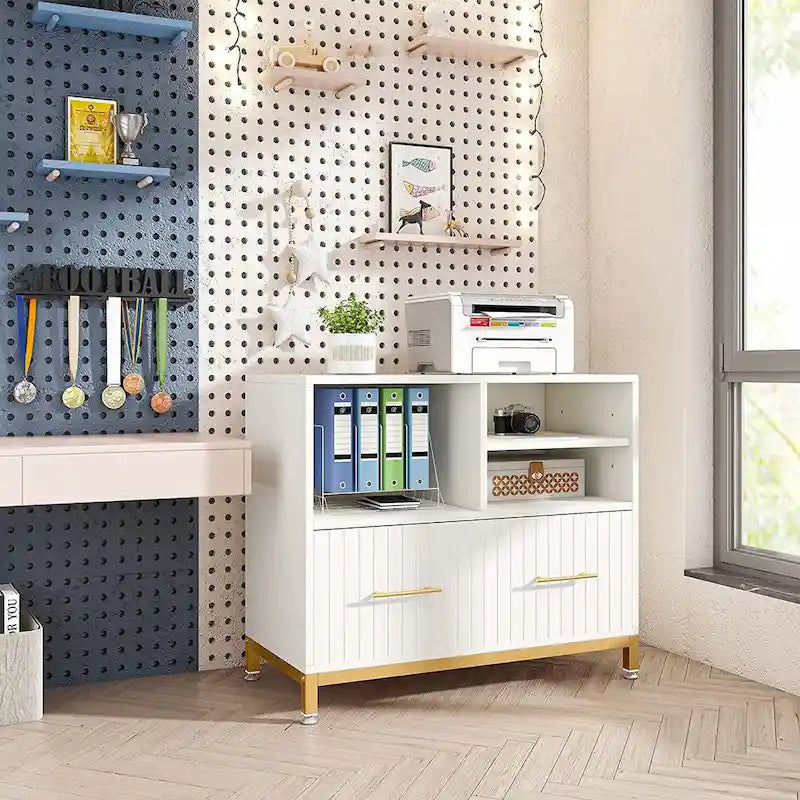 Seitlicher Aktenschrank mit Schublade, offenen Regalen und goldfarbenen Metallbeinen