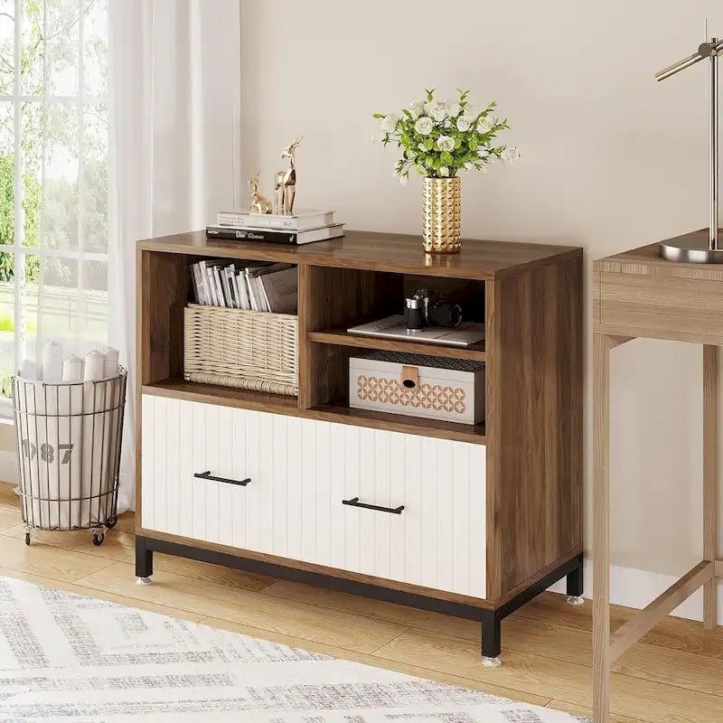 Seitlicher Aktenschrank mit Schublade, offenen Regalen und goldfarbenen Metallbeinen